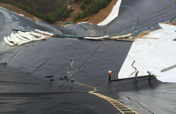 复合黄瓜视频APP下载地址膜的下端怎样锚固