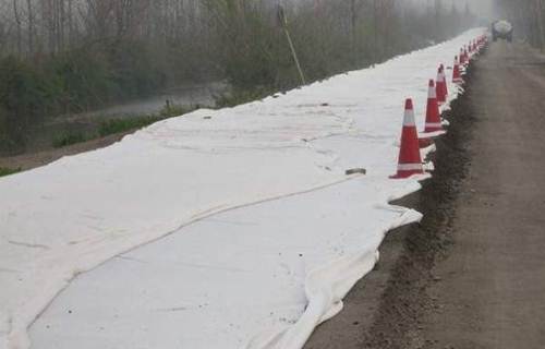 渠道轴线进行铺设复合黄瓜视频APP下载地址膜的步骤