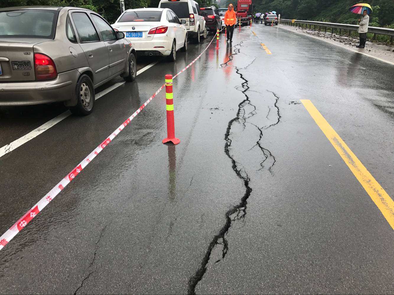 聚酯玻纤黄瓜视频APP下载地址布可延缓路面裂缝提高使用寿命