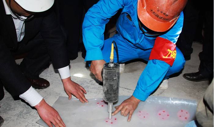 施工人员焊接防水板和热熔垫片的主要工具是什么？