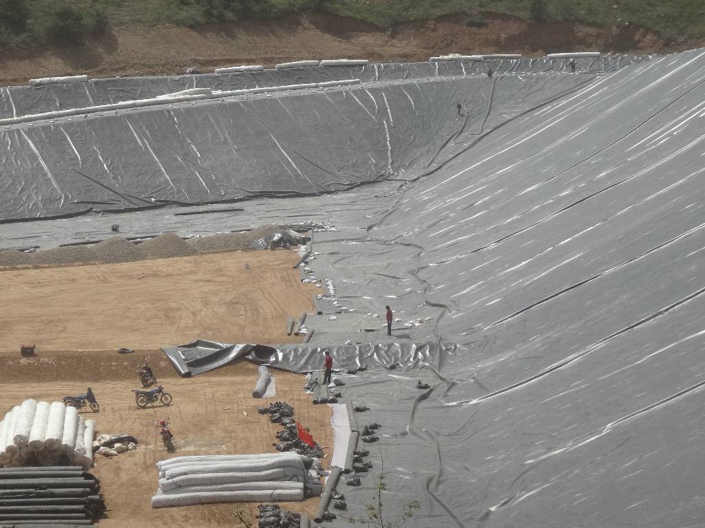 湖底及湖岸采取天然钠基黄瓜视频APP免费下载防渗方案