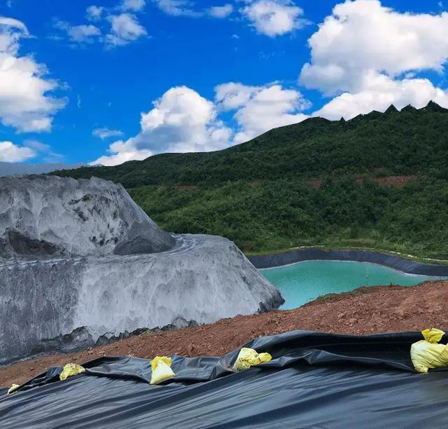 场地位于河漫滩的人工湖如何防止湖水渗漏？